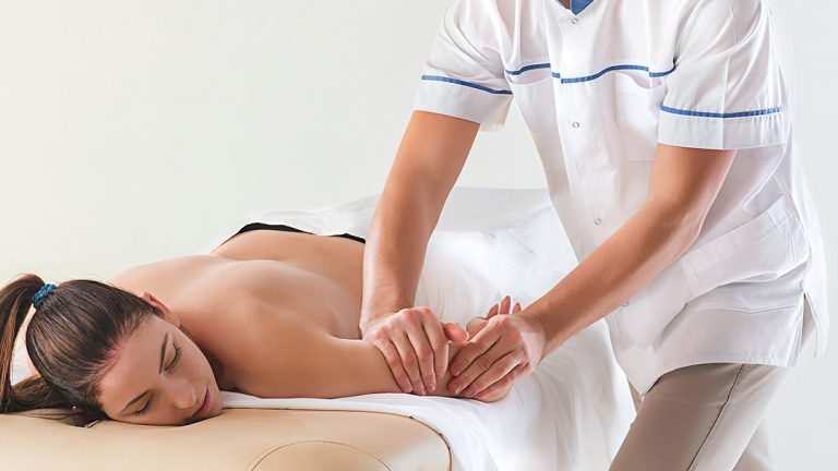 femme recevant un massage