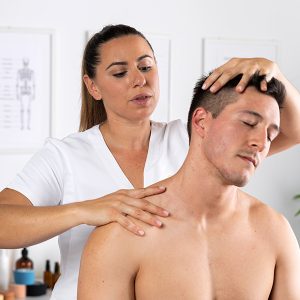 homme recevant un massage 