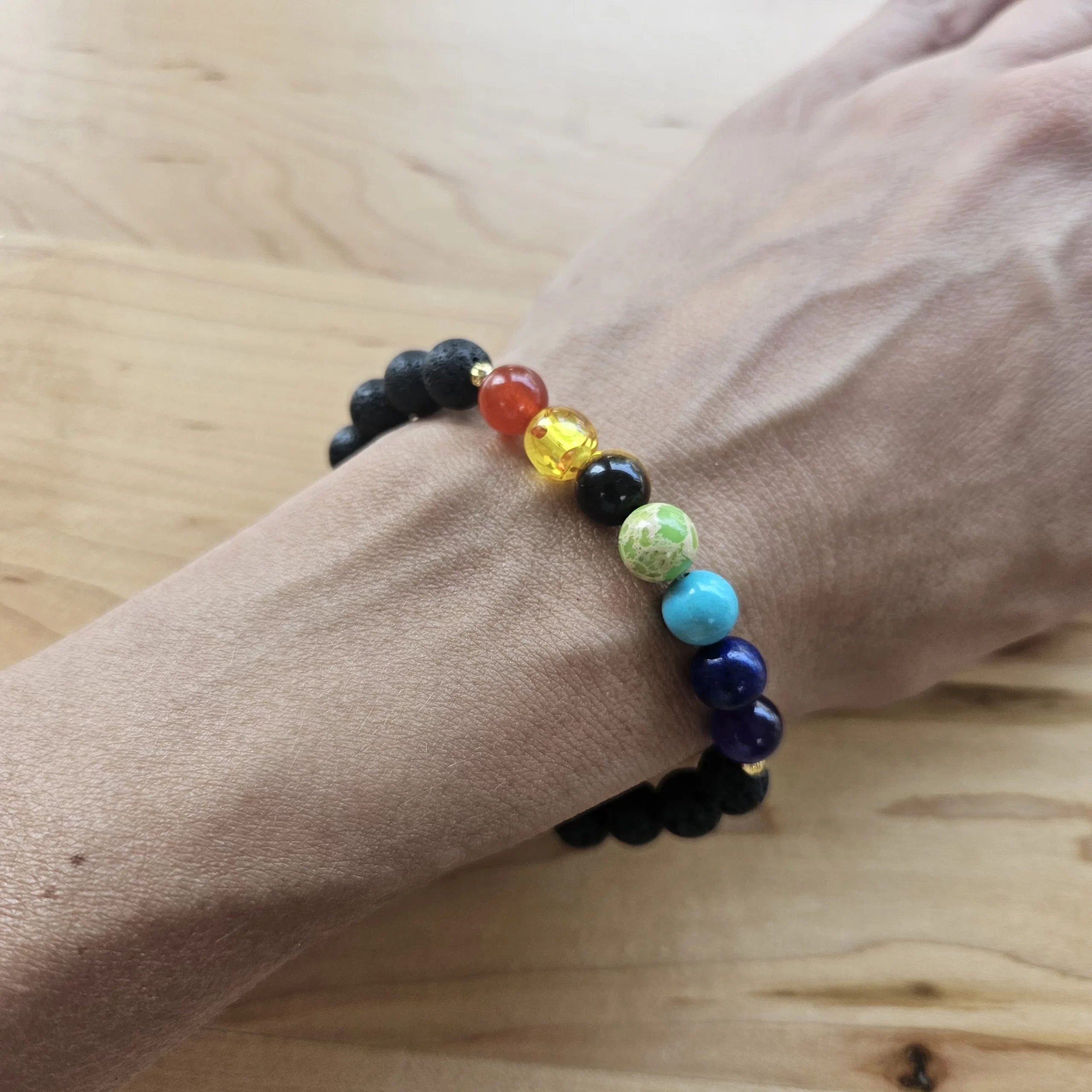 bracelet_chakra_sur_poignet_libellule_du_bonheur